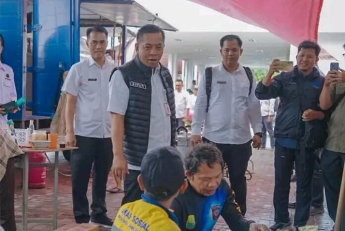 Pastikan Logistik Aman dan Masakan Layak, Bupati Karawang Tinjau Dapur Umum Dinsos