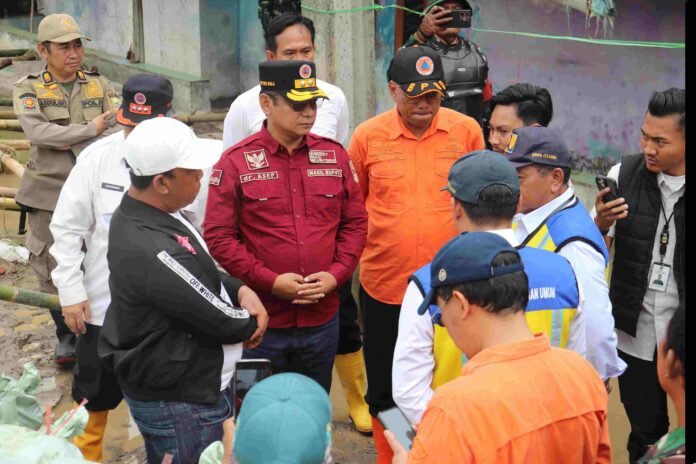 Plt Bupati Bekasi Tinjau Tanggul Jebol Citarum, Minta Penanganan Permanen