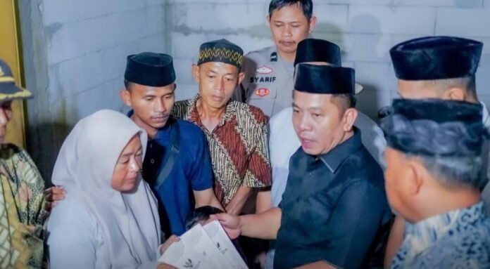 Bupati Aep Takziah dan Berikan Santunan kepada Keluarga Korban Kecelakaan Maut