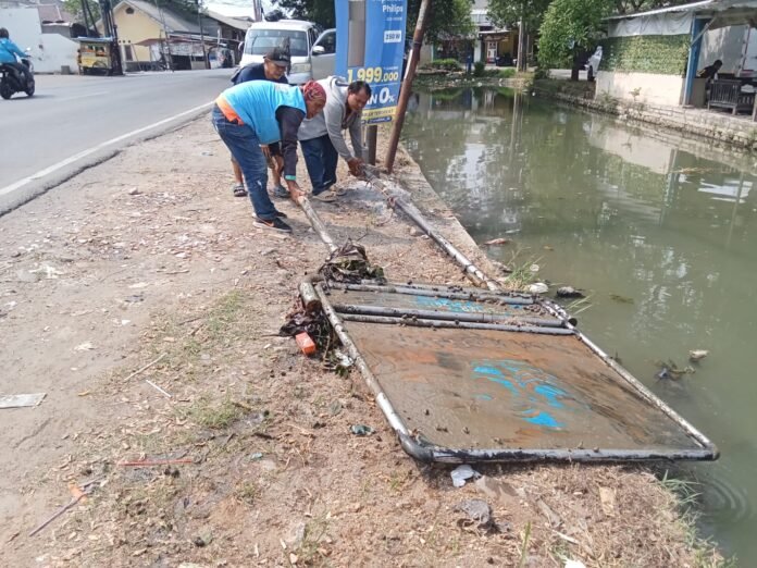 Peduli Lingkungan, Driver GOKAR Gotong Royong Angkat Plang Besi dari Irigasi Lamaran