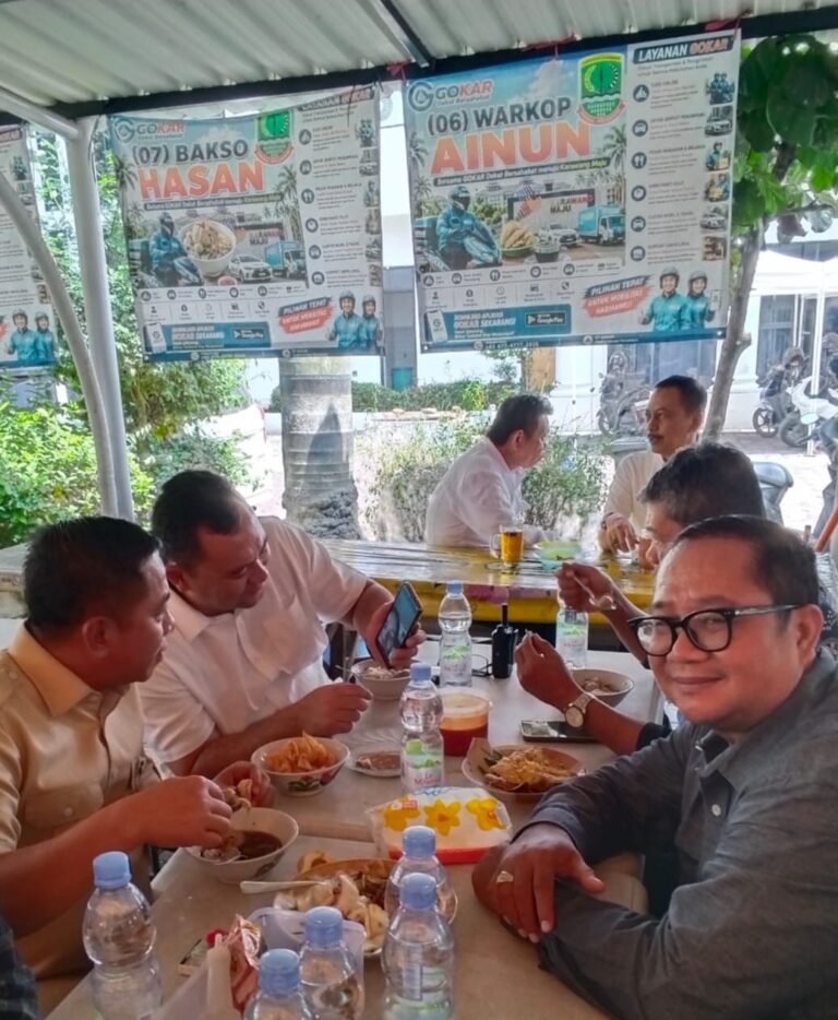 Usai Launching Program Tenaga Kerja, Bupati Karawang Ajak Warga dan Wartawan Makan Bersama di Kantin Pemda